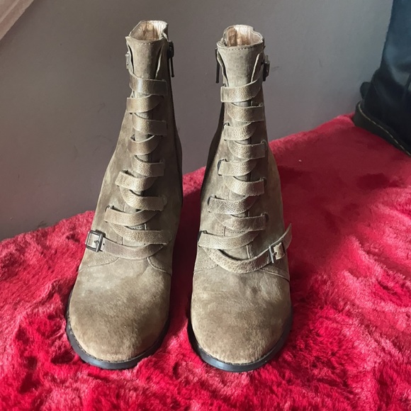 BCBG olive green ankle boots womens size 6. - Picture 2 of 6